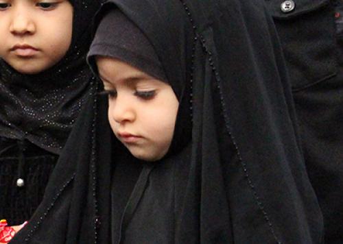 الطفلة زهراء تدعو للحجاب بصمت